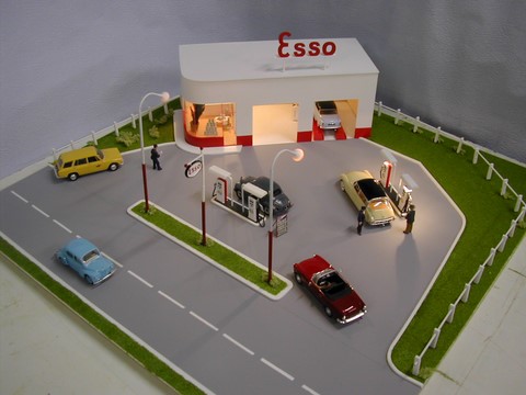 Diorama plastique décor station service mat drapeau enseigne